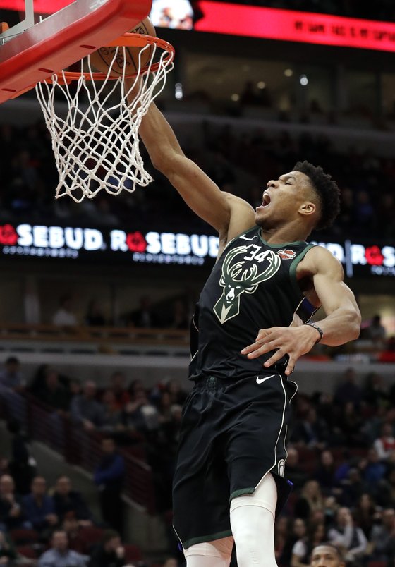 12일 시카고 불스와의 경기에서 덩크슛을 넣고 있는 밀워키 벅스의 아데토쿤보. [AP=연합뉴스]