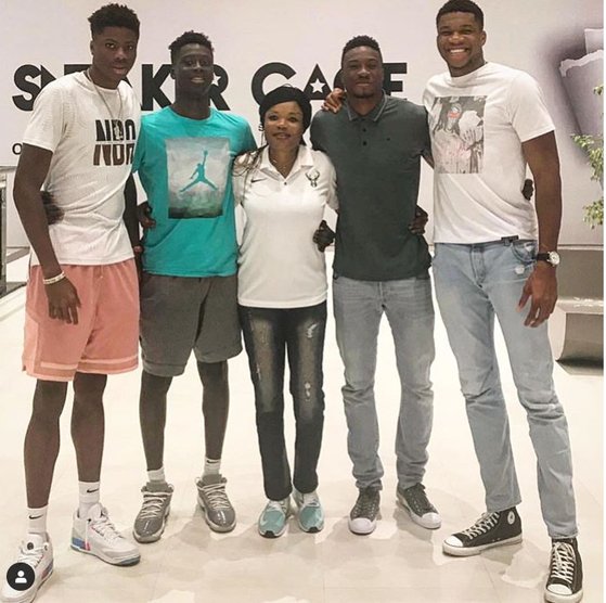 아데토쿤보와 가족들. 그는 미국으로 처음 건너갔을 때 가난했던 시절을 잊지 않았다. 레스토랑에 가서 형에게 뭐든지 다 시켜라고 말하자 그의 형은 난 샐러드만 먹을게라고 답했다. 그러자 아데토쿤보도 나도 같은걸로 할게라고 했다. 형제는 그리스에서 고생하는 어머니를 떠올리면 비싼 음식을 시킬 수 없었다 . [아데토쿤보 인스타그램]