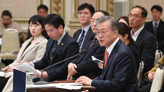 문재인 대통령이 14일 오전 청와대 영빈관에서 열린 자영업, 소상공인과 대화에 참석해 모두 발언을 하고 있다. 청와대사진기자단