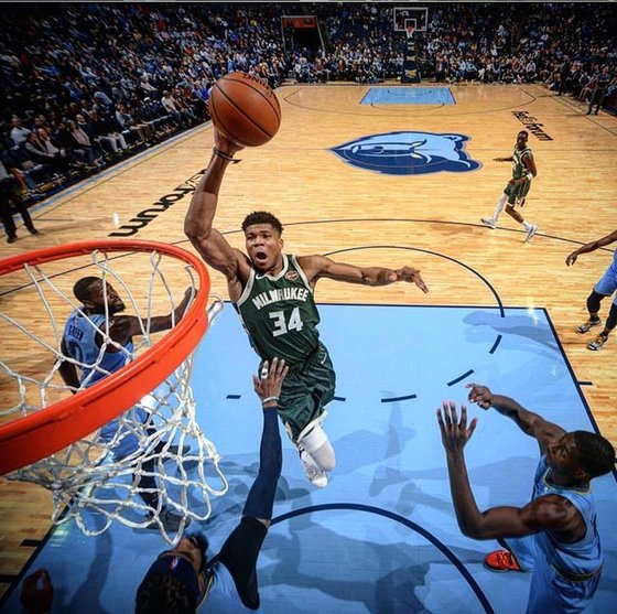 아데토쿤보는 골밑을 저돌적으로 파고들어 덩크슛을 내려 꽂는다. 상대수비가 붙으면 정확한 패스를 내준다. [아데토쿤보 인스타그램]