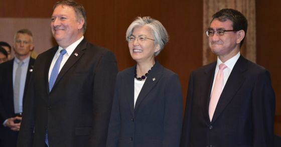 지난해 6월 서울에서 만난 한미일 외교장관,왼쪽부터 마이크 폼페이오 미국 국무장관,강경화 외교부 장관, 고노 다로(河野太郞) 일본 외상.[연합뉴스]