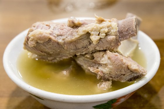 돼지 갈비를 푹 고아 만든 바쿠테. 간편하게 즐길 수 있는 싱가포르 보양식이다 . 백종현 기자