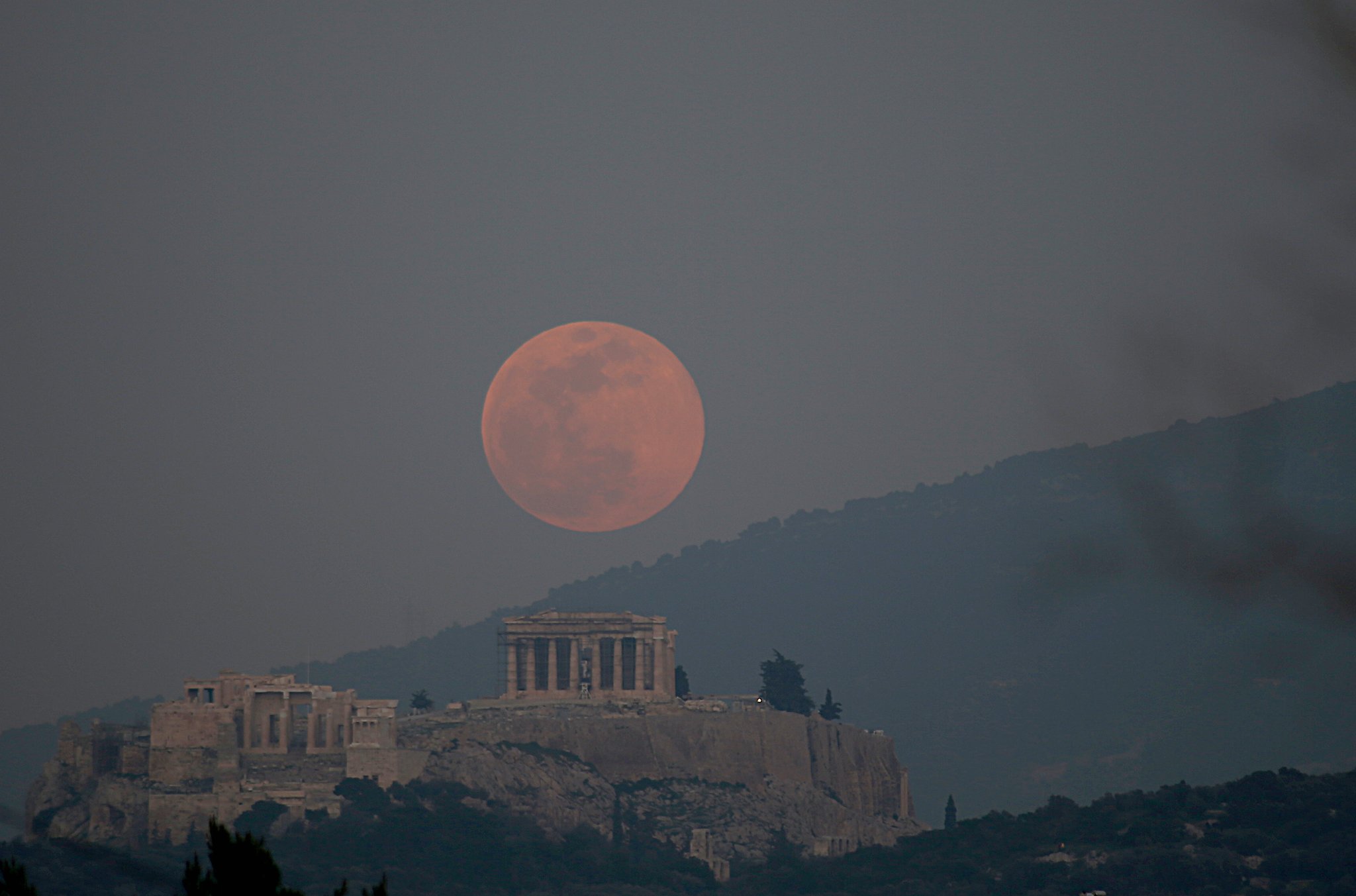 서소문사진관]더 크다! 더 밝다! 전 세계 환하게 비춘 초대형 수퍼문 : zum 뉴스