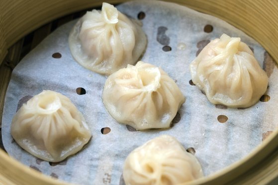 만두소와 만두피는 즉석에서 손으로 빚는다. 백종현 기자