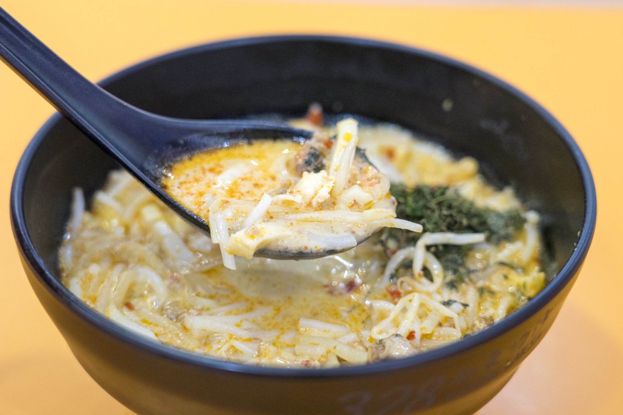 락사는 면 요리지만 젓가락이 아니라 숟가락으로 떠먹는다. 백종현 기자