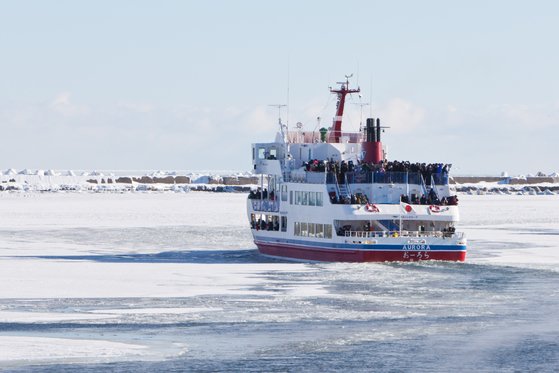 아바시리항에서 출발하는 쇄빙선 '오로라호'. 성수기에는 빈틈없이 450명 정원이 꽉 찬다. 최승표 기자