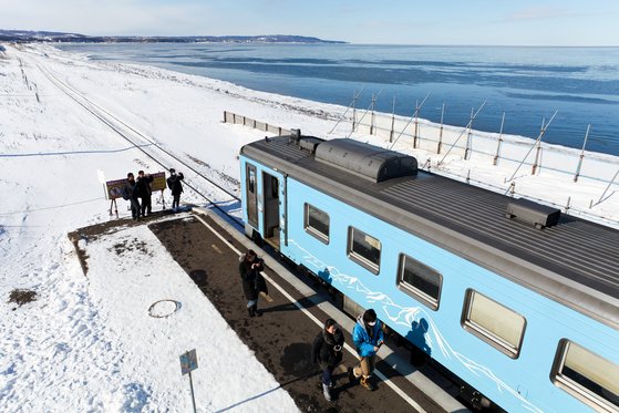 유빙이 해안에 닿는 시기에만 운항하는 열차 '유빙이야기호'. 최승표 기자