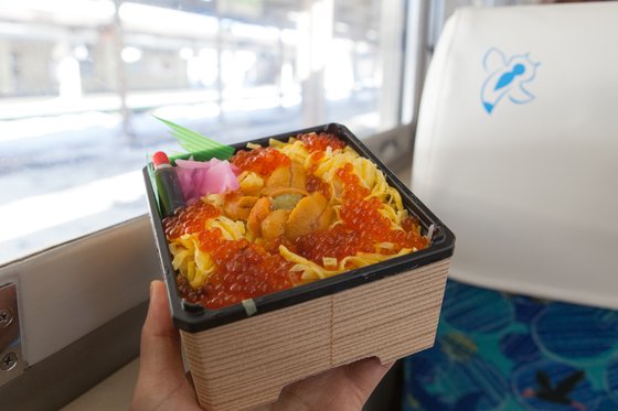 아바시리역에서 산 에키벤. 성게알과 연어알이 듬뿍 담겨 있다. 최승표 기자