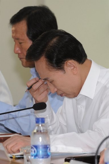 ?2009년 6월 4일 용인시 풍덕천동 에너지관리공단에서 열린 제20차 비상경제대책회의에서 이명박 당시 대통령이 자료를 살펴보고 있다.