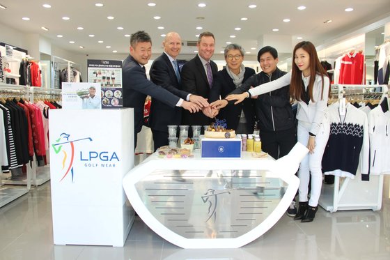 지난해 LPGA의 라이센싱 업체의 'LPGA 골프웨어'의 매장에 방문한 마이크 완. [뉴시스]