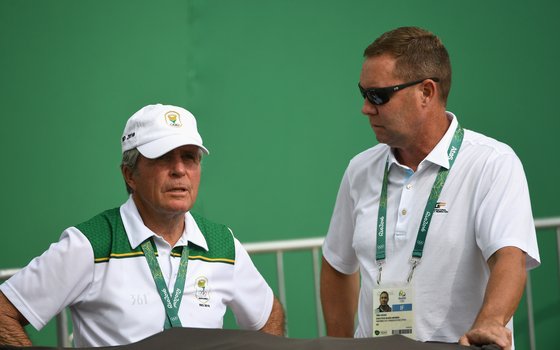2016년 올림픽에서 골프 전설 개리 플레이어와 함께 얘기하는 마이크 완. [Getty Images]