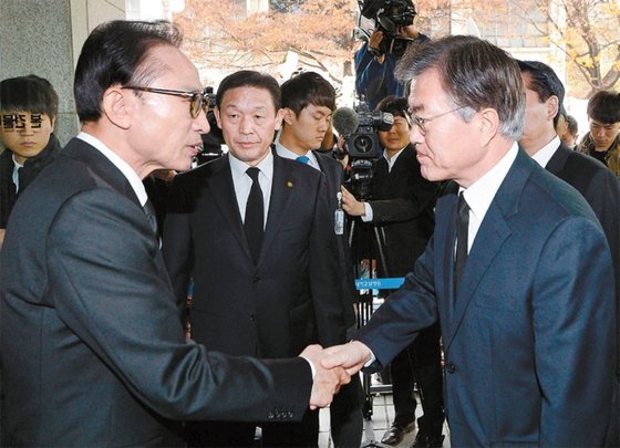 ?2015년 11월 22일 서울대병원 장례식장에 마련된 고 김영삼 전 대통령 빈소를 찾은 이명박 전 대통령과 문재인 당시 새정치민주연합 대표가 인사하고 있다. / 사진:사진공동취재단