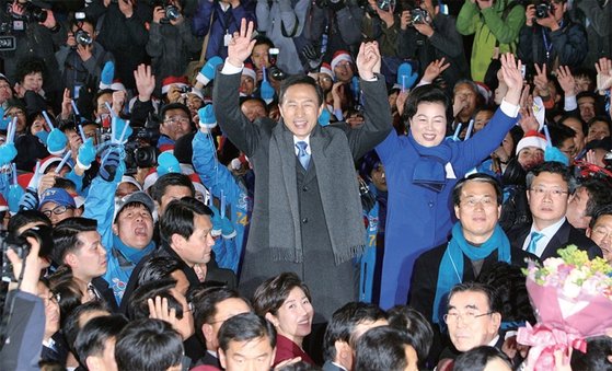 ?제17대 대선이 치러진 2007년 12월 19일 밤, 이명박 한나라당 후보와 부인 김윤옥 여사가 여의도 당사 앞에서 지지자들과 함께 기쁨을 나누고 있다.
