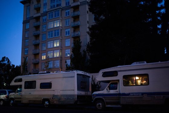 실리콘밸리 내 치솟은 집값 등으로 인해 거주할 공간을 찾지 못한 이들이 도로변에 캠핑카를 대고 임시거처로 쓰고 있다. [AP]
