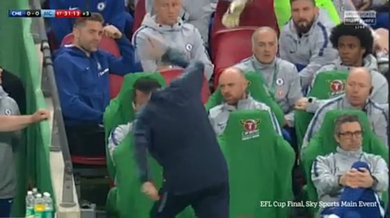 첼시 사리 감독이 케파가 교체지시를 거부하자 분노하고 있다. [스카이스포츠 중계 캡처]