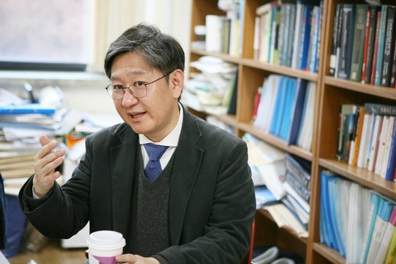 신간『나는 매주 시체를 보러 간다』를 펴낸 유성호 교수. [사진 21세기북스]