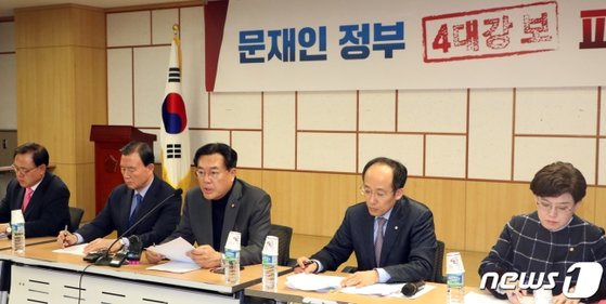 정진석 자유한국당 '문재인 정부 4대강 보 파괴 저지 특별위원회' 위원장이 26일 서울 여의도 국회 의원회관에서 열린 회의에서 모두발언을 하고 있다. [뉴스1]