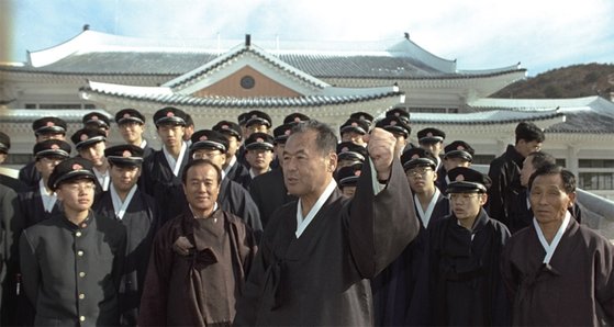 최명재 설립자는 파스퇴르유업을 통해 번 돈 1000억원을 민사고 건립과 운영에 투자했다고 알려져 있다.