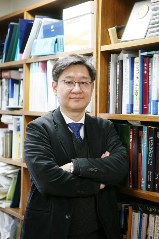 유성호 법의학자는 "사랑한 사람들의 기억 속에 존재할 수 있는 의미 있는 삶을 추구하다가 죽음을 맞고 싶다"고 말했다. [사진 21세기북스]