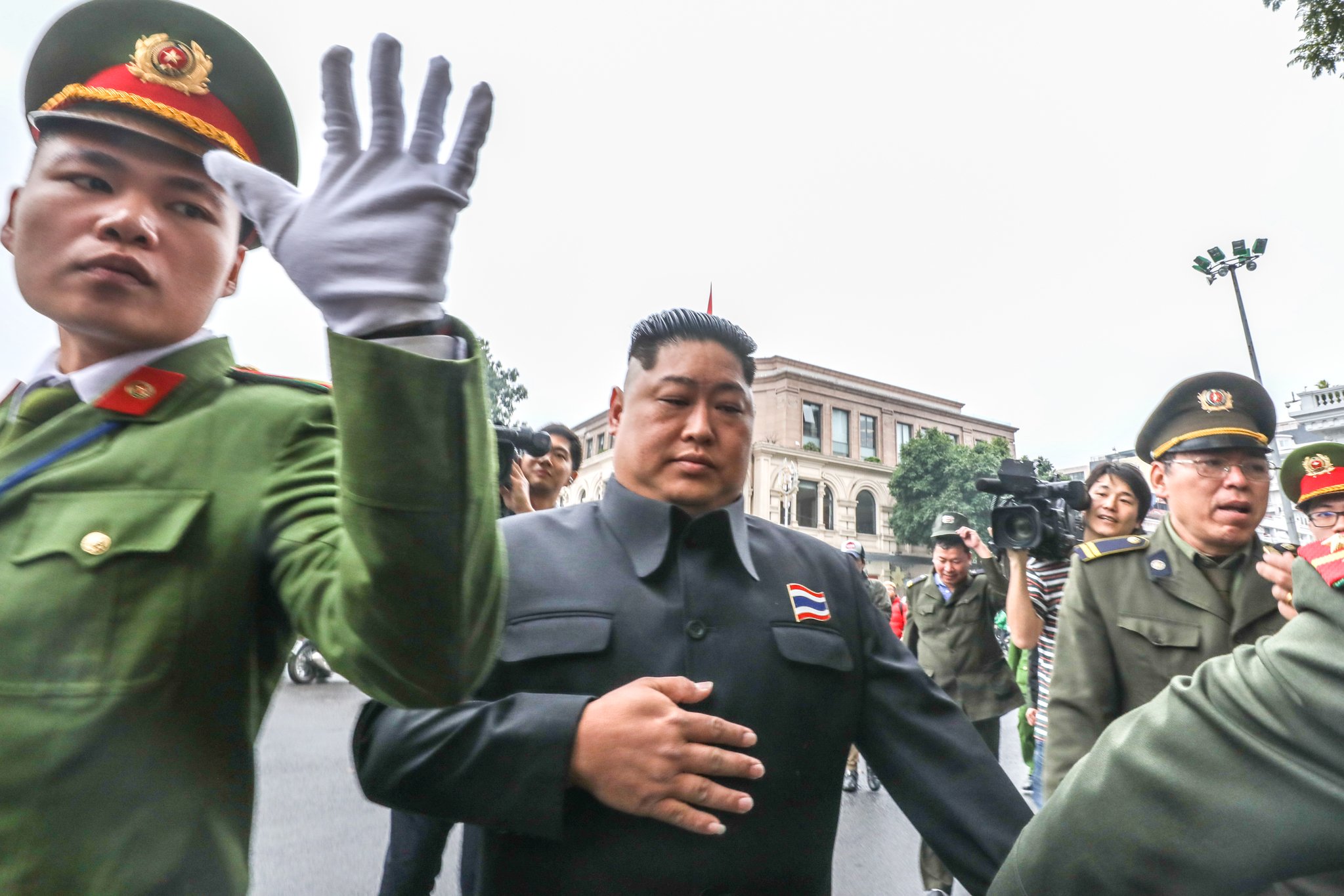 27일 오전 베트남 하노이 소피텔 레전드 메트로폴 호텔 앞에서 김정은 북한 국무위원장 행세를 하던 태국인 우텐이 공안에 체포돼 연행되고 있다. [뉴스1]