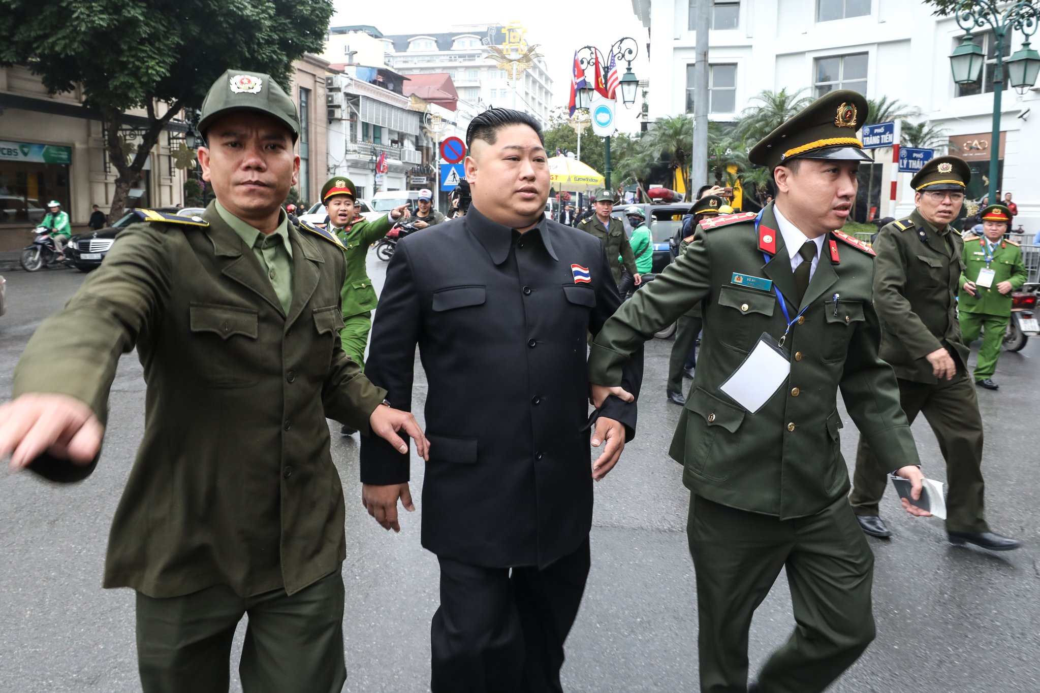 27일 오전 베트남 하노이 소피텔 레전드 메트로폴 호텔 앞에서 김정은 북한 국무위원장 행세를 하던 태국인 우텐이 공안에 체포돼 연행되고 있다. [뉴스1]