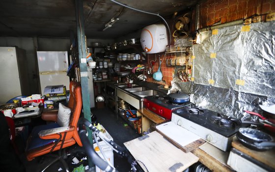 옐로하우스 종사자들은 골목 한 쪽에 있는 포장마차에서 야식을 시켜먹거나 속상한 마음을 털어놓았다. 20년 넘게 이곳에 거주한 포장마차 주인은 갈 곳이 없어 막막해 하다 2월 초쯤 떠났다. 김경록 기자