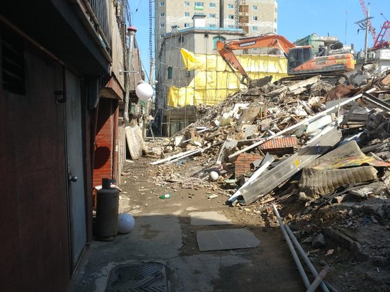 2월 16일 옐로하우스 지역 철거가 재개돼 빈 성매매 업소 7곳 이상이 허물어졌다. 철거된 업소 옆에서 다른 업소가 영업을 하고 있다. [사진 옐로하우스 이주대책위원회 제공]