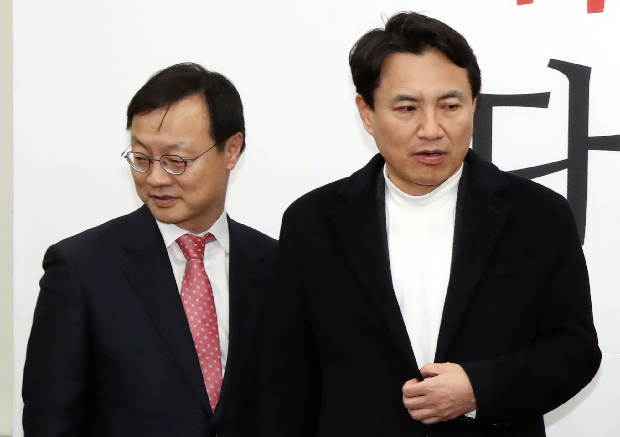 김진태 자유한국당 2ㆍ27전당대회 당대표 후보와 김영종 당 윤리위원장이 지난 13일 서울 여의도 국회에서 열린 선관위 회의에서 인사를 하고 자리에 앉고 있다. [뉴스1]