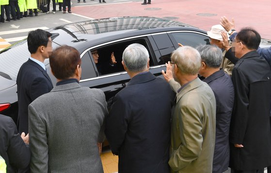 뇌물·횡령 등 혐의로 1심에서 징역 15년을 선고받은 이명박 전 대통령이 6일 항소심에서 보석(보증금 등 조건을 내건 석방)으로 풀려나 서울 동부구치소를 나서며 이재오 전 의원 등 측근들과 인사하고 있다. [연합뉴스]