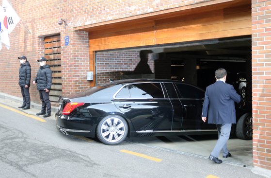 이명박 전 대통령이 6일 오후 보석으로 석방됐다. 이 전 대통령의 차량이 서울 논현동 자택으로 들어가고 있다. 강정현 기자