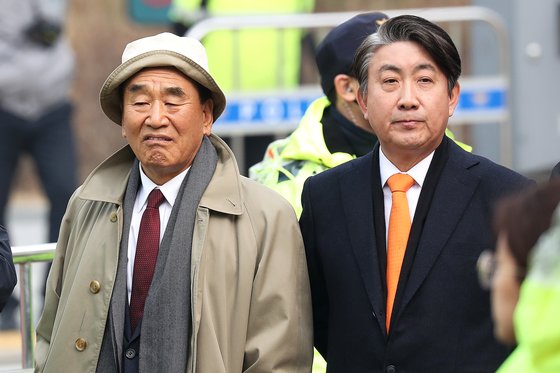 이재오(왼쪽) 전 의원이 6일 오후 서울 동부구치소 앞에서 보석으로 석방되는 이명박 전 대통령을 기다리고 있다. 장진영 기자