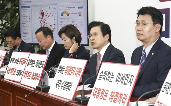 자유한국당 황교안 대표(오른쪽 둘째)가 6일 오후 국회에서 열린 미세먼지대책 특별위원회 전체회의에서 모두발언을 하고 있다. 오른쪽부터 정용기 정책위의장, 황 대표, 나경원 원내대표, 김재원 특위위원장, 박명우 의원. 임현동 기자