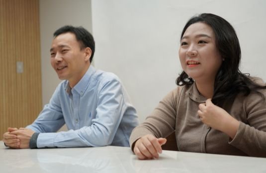 아마존에서 '후아온'이라는 브랜드로 레터보드를 팔고 있는 김현철(왼쪽) ·류지연 후아후아컴퍼니 대표. 사진 김연지 폴인 마케터