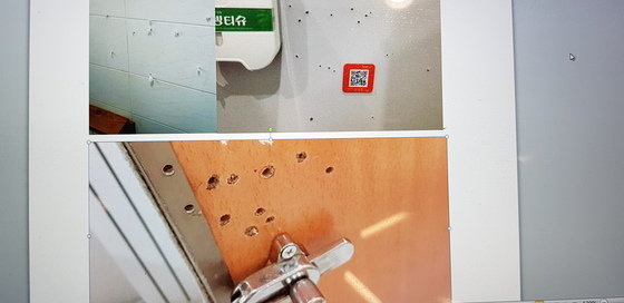 곳곳의 여자 화장실을 가면 문고리, 벽면, 문짝 등에 구멍이 뚫린 모습을 자주 볼 수 있다. 여성들은 이 구멍을 휴지로 틀어막는다. 몰카가 구멍에 자주 설치되기 때문이다. [중앙포토]