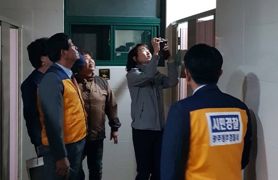 공중화장실에서 경찰관, 상인회장, 지역 생활안전협의회원, 시민경찰이 합동으로 불법촬영 카메라 설치 여부를 점검하고 있다. [연합뉴스]