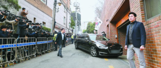 이 전 대통령을 태운 차량이 서울 논현동 자택으로 들어가고 있다. [연합뉴스]