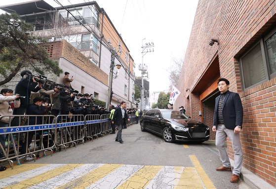 뇌물·횡령 등 혐의로 1심에서 징역 15년을 선고받은 이명박 전 대통령에 대한 항소심 보석 결정이 내려진 6일 오후 이 전 대통령을 태운 차량이 서울 강남구 사저로 들어서고 있다. [연합뉴스]