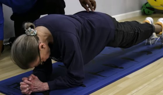 건강관리를 위해 플랭크를 하고 있는 긴즈버그. 2017년엔 긴즈버그 운동법을 소개하는 책이 출간되기도 했다. [유튜브 캡쳐]