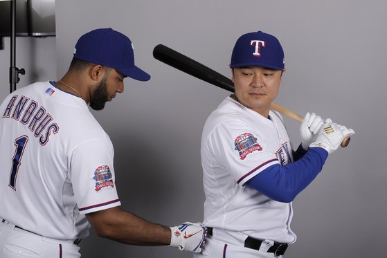 엘비스 앤드루스와 추신수(오른쪽). [AP=연합뉴스]