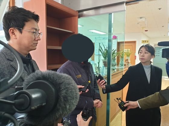 사건 발생 직후 양로원 관계자가 취재진의 질문에 답변을 하고 있다. 위성욱 기자