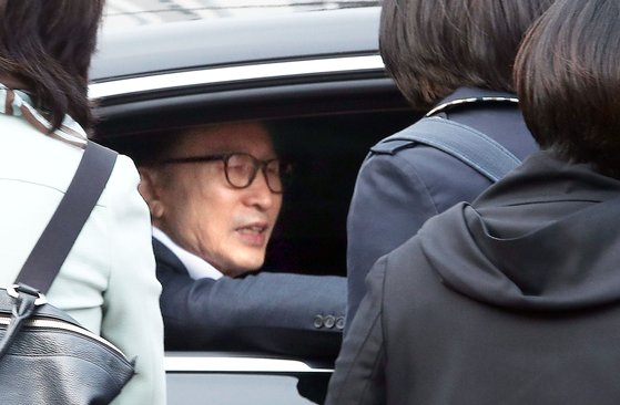 뇌물·횡령 등 혐의로 1심에서 징역 15년을 선고받은 이명박 전 대통령이 6일 항소심에서 보석(보증금 등 조건을 내건 석방)으로 풀려나 서울 동부구치소를 나서며 지지자들과 인사하고 있다. [연합뉴스]