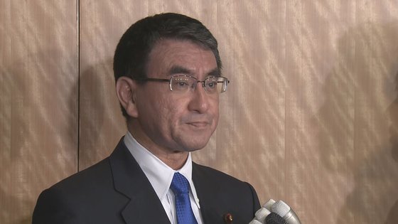 고노 다로 일본 외상이 지난해 11월 21일 한국 정부의 위안부 재단 해산에 대한 입장을 밝히고 있다. [TV아사히 화면 캡쳐]