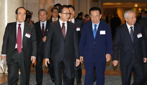 2016년 1월 경주의 한 호텔에서 만난 이명박(MB) 전 대통령(앞줄 왼쪽 두번째)과 김장환 목사(맨 오른쪽) [중앙포토]