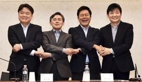 지난 1월 열린 KBS·MBC·SBS 등 지상파 방송 3사와 SK텔레콤 간 플랫폼 공동사업 양해각서(MOU) 체결식. 왼쪽부터 최승호 MBC 사장, 양승동 KBS 사장, 박정호 SK텔레콤 사장, 박정훈 SBS 사장. [사진 MBC]