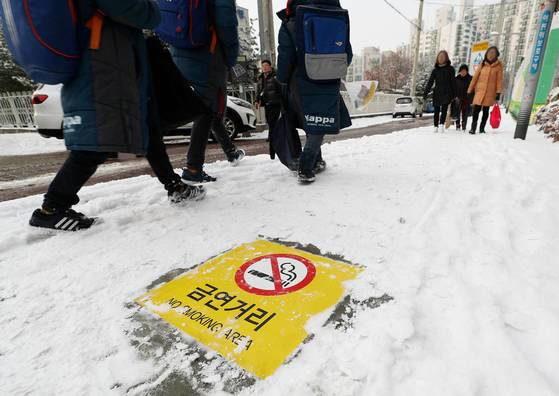 ‘학교 주변 금연 거리’로 시범 지정된 서울 노원구 한 초등학교 앞을 시민이 걷고 있다. [연합뉴스]