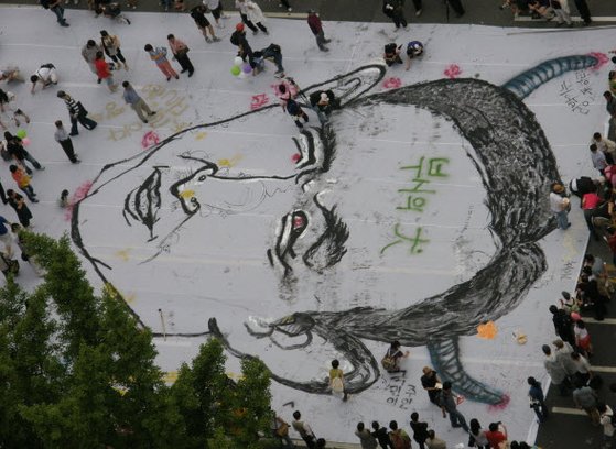 2008년 광우병 사태 당시 시위대가 광화문 거리에서 만든 이명박 대통령 현수막. [커뮤니티 캡처]