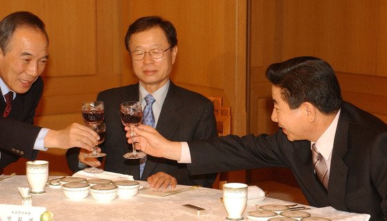 2003년 3월 12일 노무현 대통령이 오찬을 겸한 회담장에서 한나라당 박희태 대표권한대행(가운데)·이상배 정책위의장(왼쪽)과 건배하고 있다. 이상배 의장은 같은해 6월 노무현 대통령의 방일 외교를 "등신 외교"로 표현했다. [청와대사진기자단]