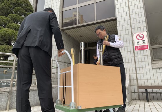 직원 상습 폭행 혐의로 고소당한 마커그룹 송명빈 대표가 경기도 고양시 일산서구 자택 아파트에서 추락해 숨진 채 발견된 13일 오전 양천구 서울남부지법에서 관계자들이 포토라인을 치우고 있다. [연합뉴스]