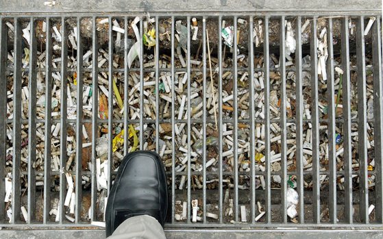 배수구 안에 빼곡한 담배꽁초는 폭우 때 하수구를 막아 도로를 물바다로 만든다. 강과 바다에 들어가면 유해물질이 나와 야생동물에게 피해를 준다. [중앙포토]