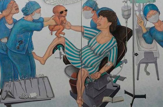 2012년 18대 대선 당시 민중미술가 홍성담 화백이 평화박물관 ‘유신의 초상전’에 전시한 ‘골든타임-닥터 최인혁, 갓 태어난 각하에게 거수경례하다’. [평화박물관 캡처]